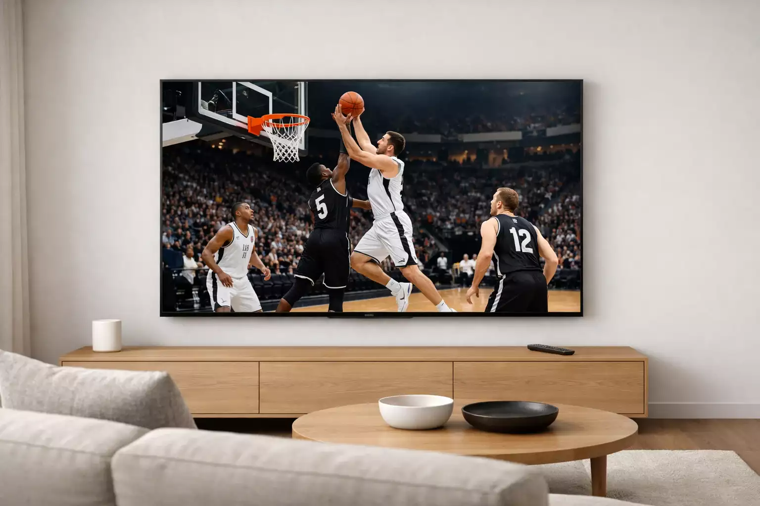 Modern appartement met grote TV waarop een basketbalwedstrijd wordt getoond